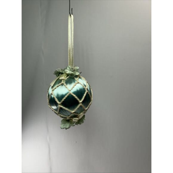 Vintage Crochet Christmas Ornaments Lot of 7 Handmade Ball Decor w/ Flowers - Picture 8 of 16